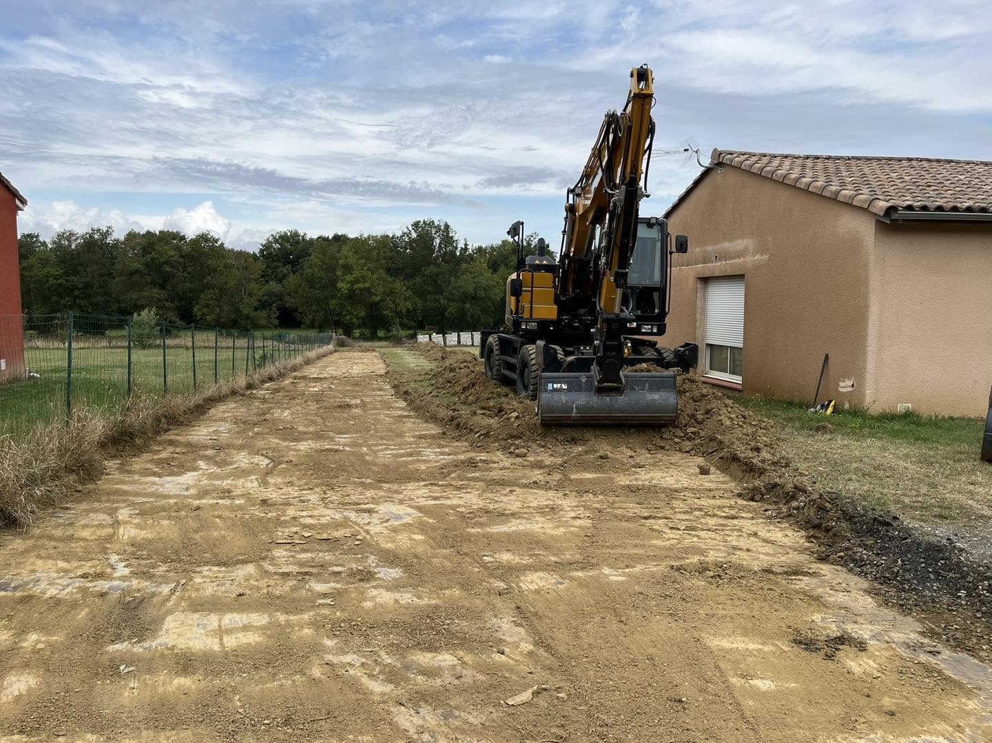 yp terrassement créant un chemin d’accès devant une maison rurale dans le gers